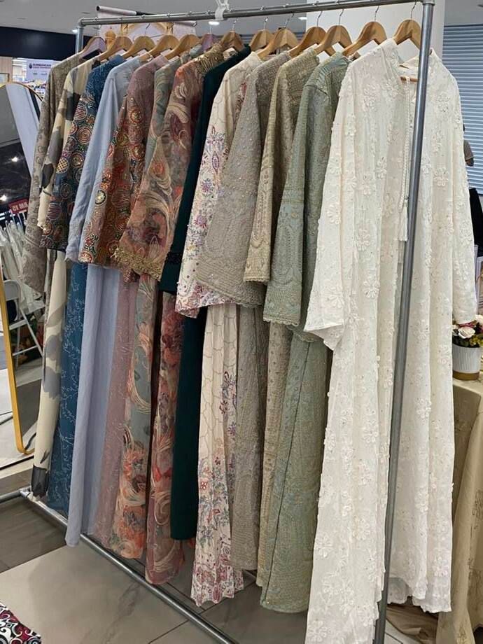 Rak jalabiya pelbagai warna di booth Habibti