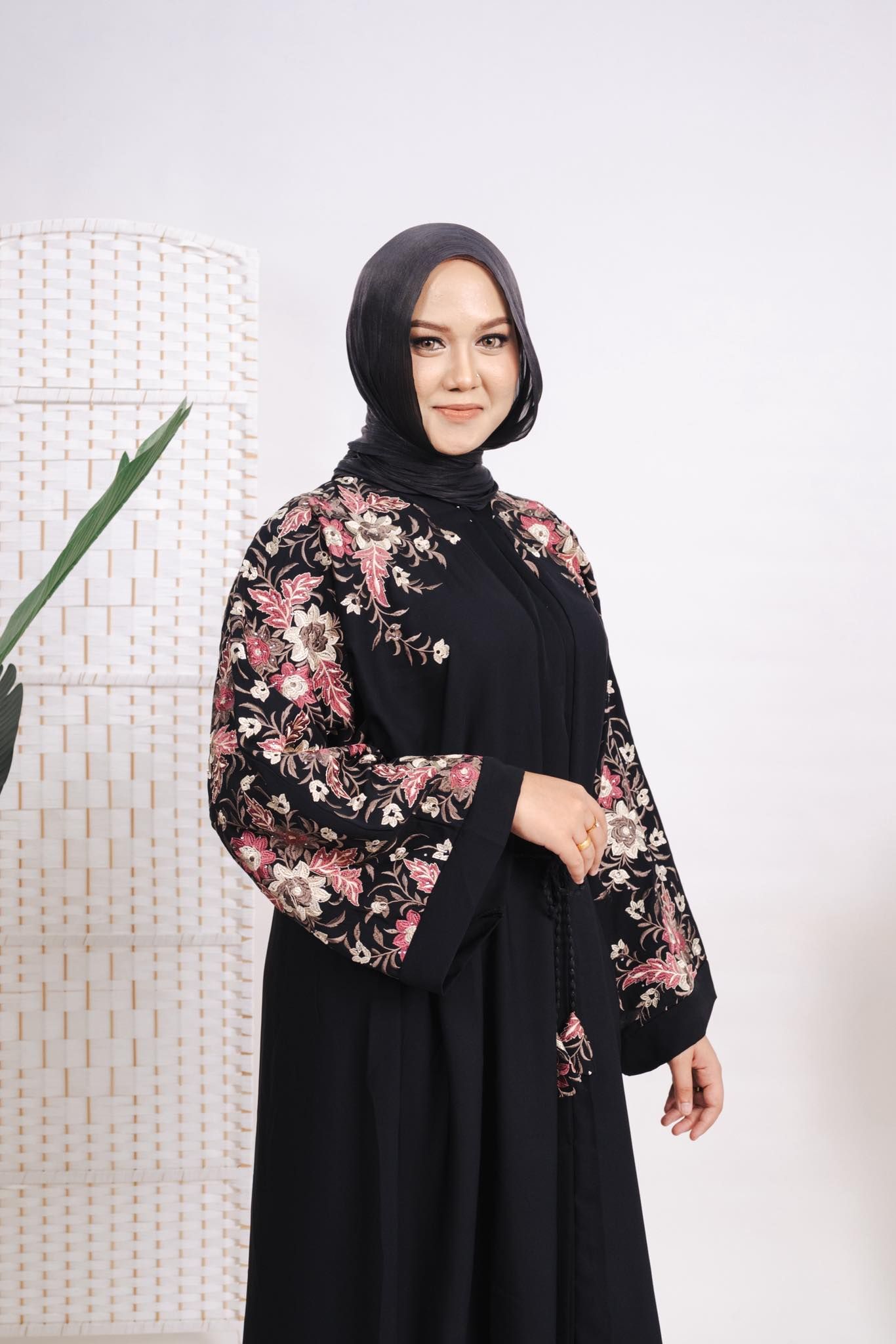 Model memakai Jalabiya Embroidery Premium, separuh badan