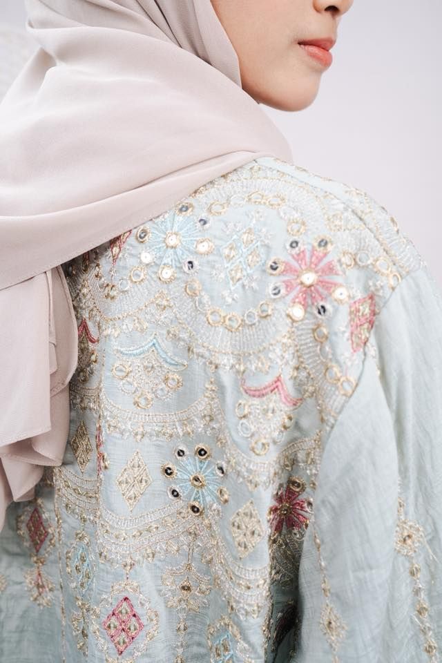 Dekat: sulaman di bahu jalabiya pastel mint