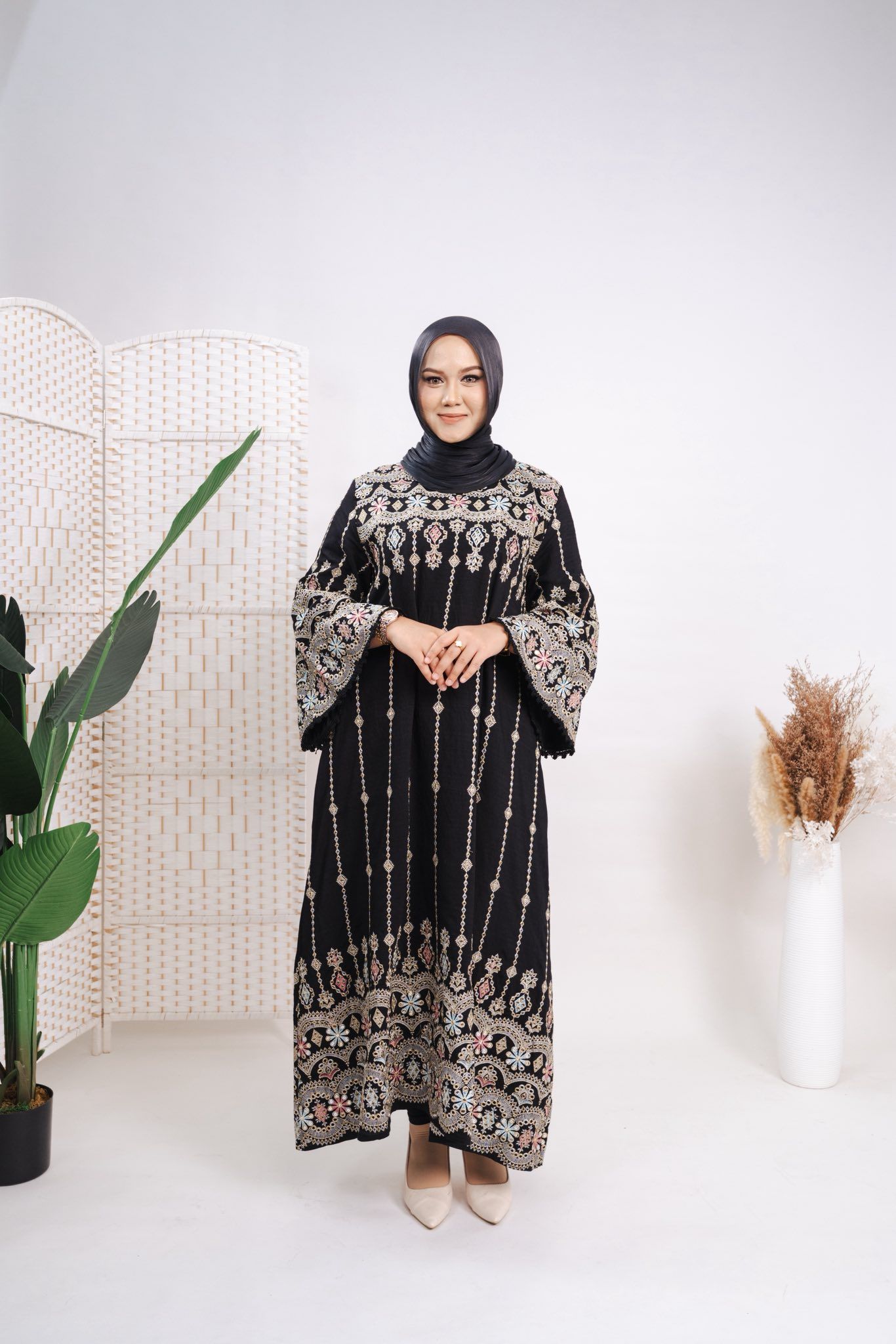 Jalabiya hitam dengan sulaman pelbagai warna di dada, garisan manik dan hujung kain bersulam