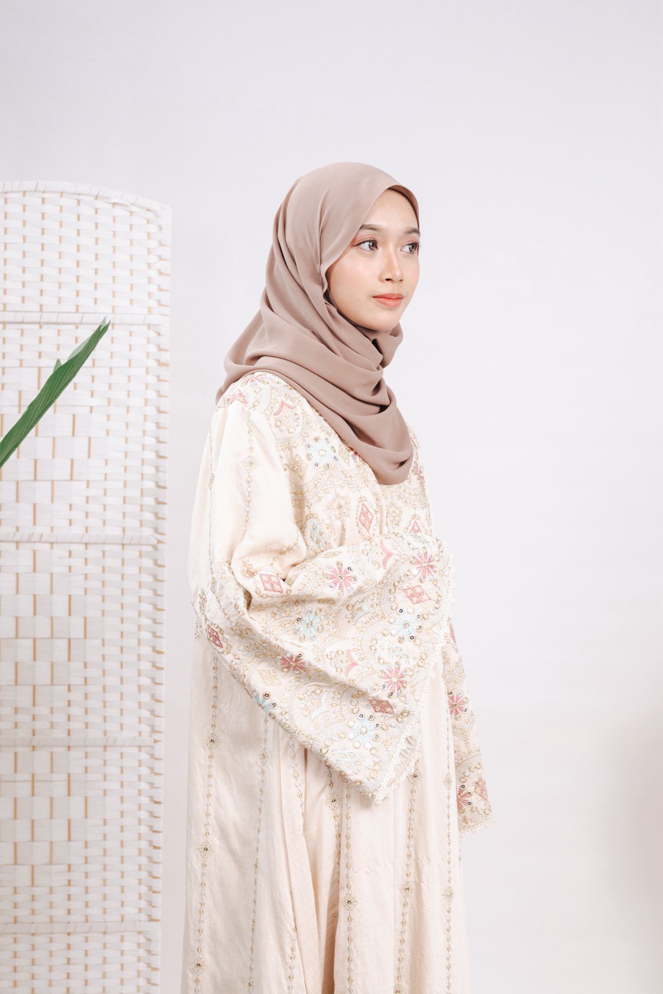 Jalabiya ivory dengan sulaman pastel dan cermin kecil, lengan kembang