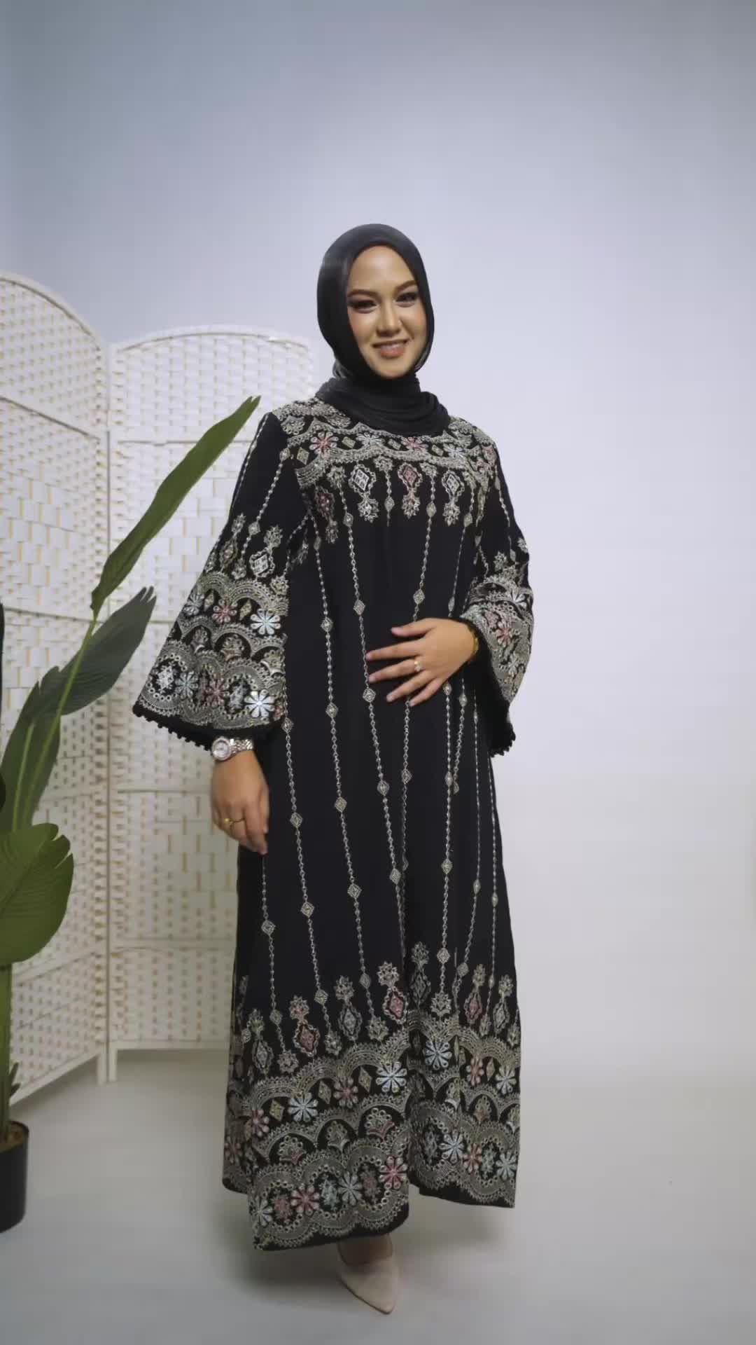 Jalabiya hitam bersulam dengan lengan kembang, di studio