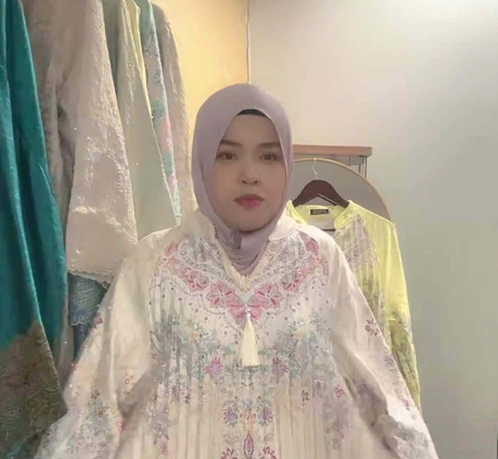 Hos memakai Hadiqah versi putih krim bercorak pink