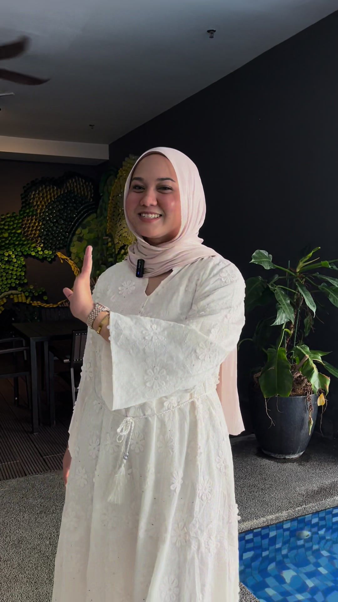 Hos memakai Hadiqah 2.0 warna krim dengan sulaman dan tali di pinggang