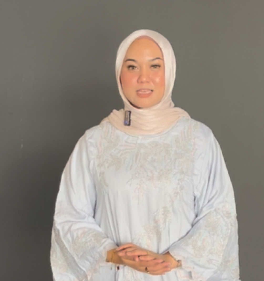Model memakai jalabiya biru muda pucat dengan sulaman di dada dan lengan berkelim