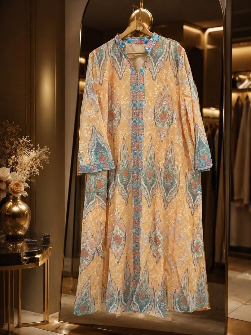 Jalabiya peach bercorak paisley teal dengan sulaman di dada, pada penyangkut