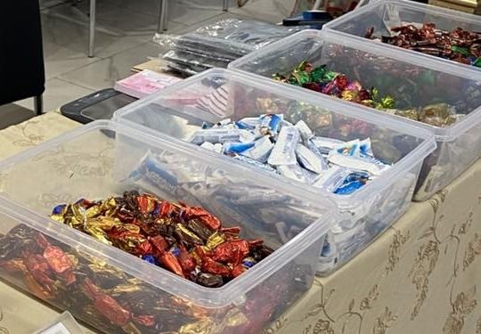 Bekas-bekas coklat berbalut warna-warni di meja booth Habibti